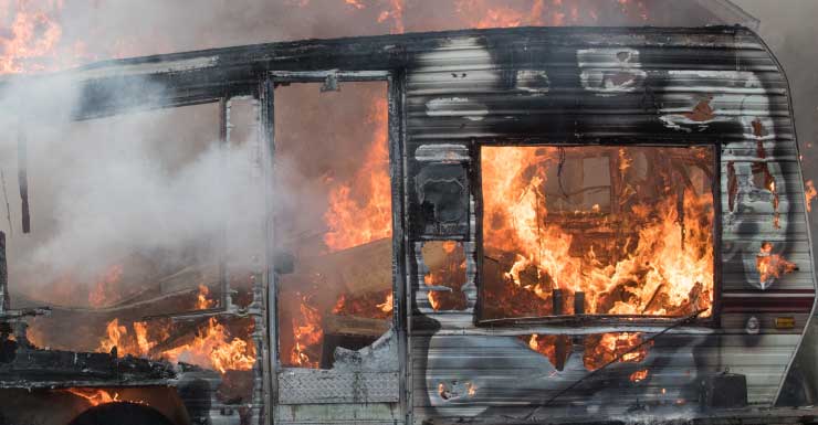 Pessoa encontrada morta após incêndio em casa móvel em Davie autoridades