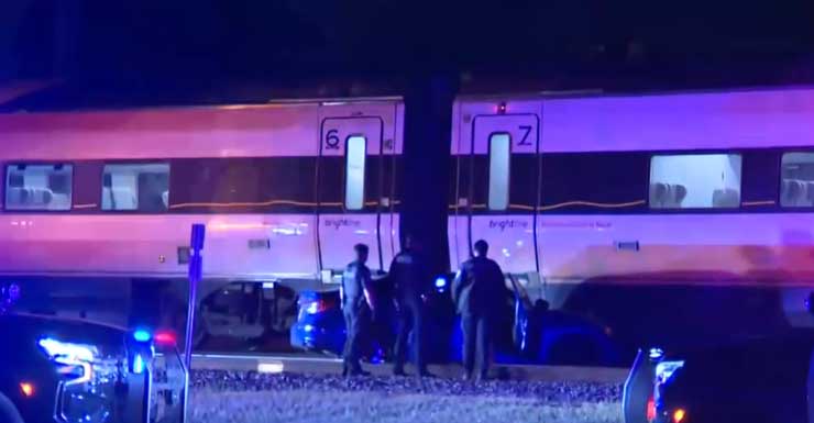 Trem da Brightline atinge carro preso nos trilhos em Hollywood