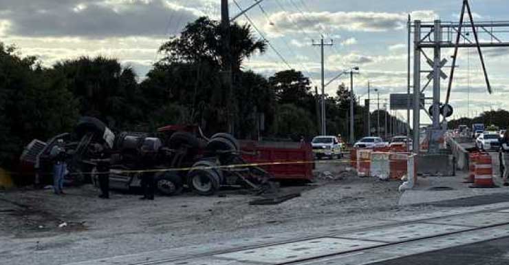 Um morto em acidente envolvendo trem e caminhão basculante no oeste de Palm Beach County