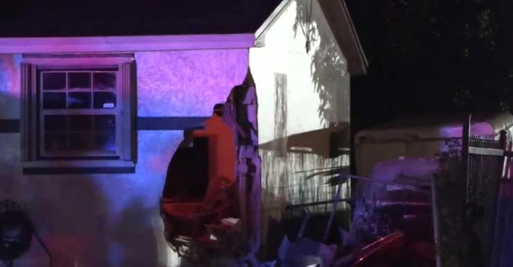 Van colide contra casa em Miami Gardens; não há feridos