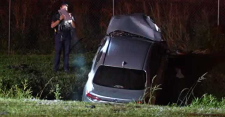 Veículo atravessa portão e cai em lago de contenção em Fort Myers