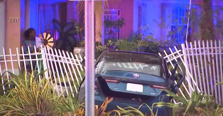 4 pessoas são hospitalizadas após carros invadirem o quintal de uma casa em North Miami.