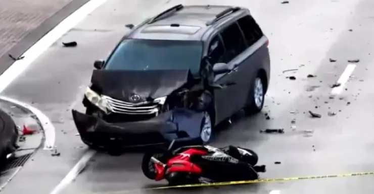 Acidente entre motocicleta e SUV fecha via em Hallandale Beach