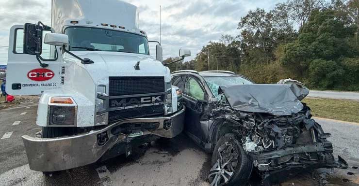 Acidente envolvendo quatro veículos no Condado de Escambia deixa uma pessoa ferida