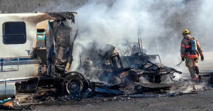 Alerta de Trânsito Incêndio em motorhome fecha 2 faixas da direita na I-95 sentido sul em JTB