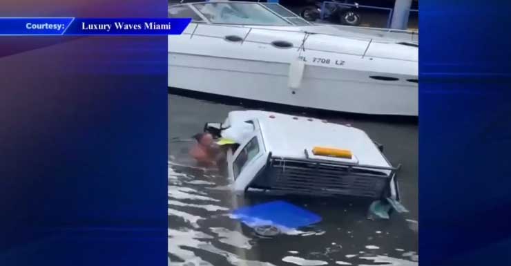 Bom samaritano resgata motorista e passageira após caminhão derrubar árvore e colidir com barco no rio