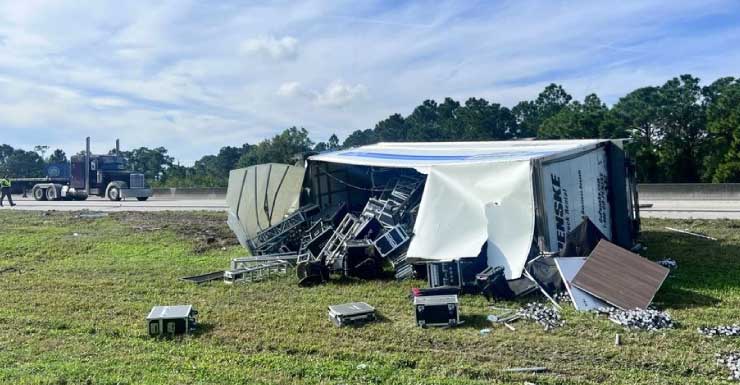 Caminhão baú capota e bloqueia pistas na Turnpike sentido norte em Martin County