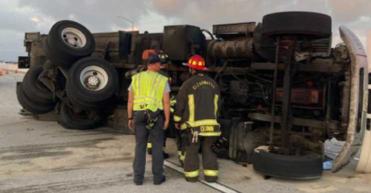 Caminhão de lixo tomba na Bayside Bridge em Clearwater; pistas no sentido sul estão fechadas