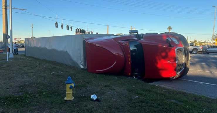 Caminhão-trator tomba em US-19 e State Road 52 no Condado de Pasco