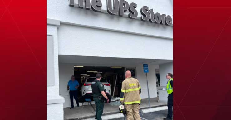 Carro colide contra loja da UPS em Lee County