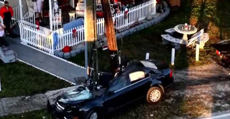 Carro fica enrolado em poste após acidente em Hollywood