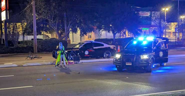 Ciclista morre após ser atingido por minivan enquanto tentava atravessar a 103rd Street, diz Patrulha Rodoviária da Flórida