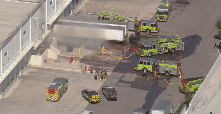 Equipes combatem incêndio em depósito em Medley
