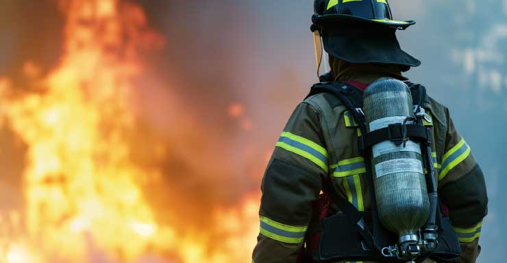 Equipes combatem incêndio residencial em Fort Myers