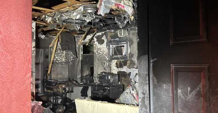 Equipes respondem a incêndio em residência durante a madrugada em Naples; mulher escapa pela janela