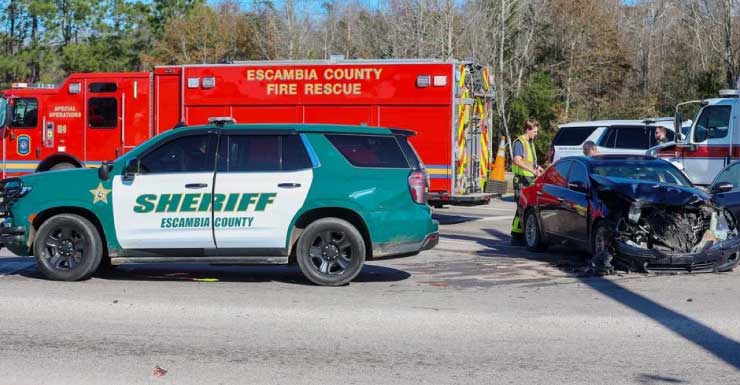 FHP Mulher avança sinal vermelho e atinge viatura do Condado de Escambia em cruzamento da Hwy 29