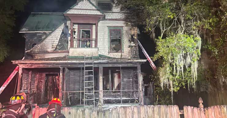 Incêndio destrói casa na West Voorhis Avenue em DeLand; ninguém se feriu
