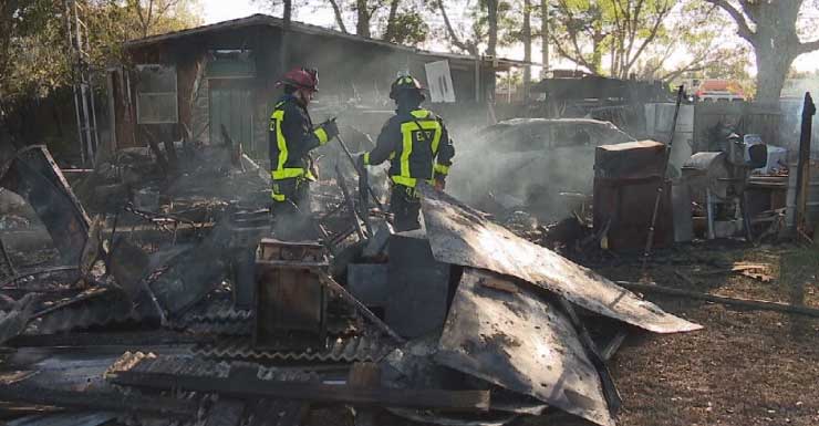 Incêndio em Escambia County destrói galpão e carro; casa próxima sofre danos leves