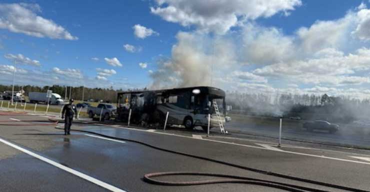 Motorhome pega fogo enquanto rebocava caminhonete na I-4.