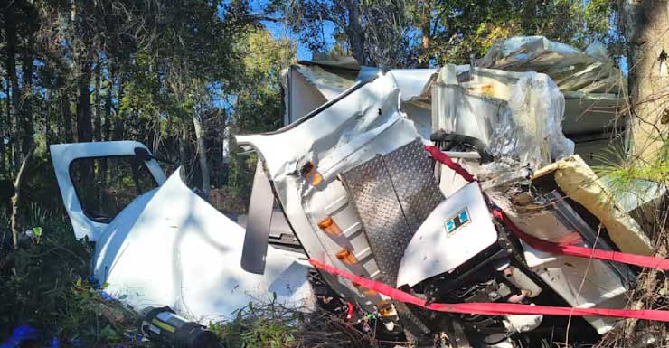Motorista morre após sair da pista e colidir com árvores na I-95 sentido sul, na CR 214 em St. Johns County
