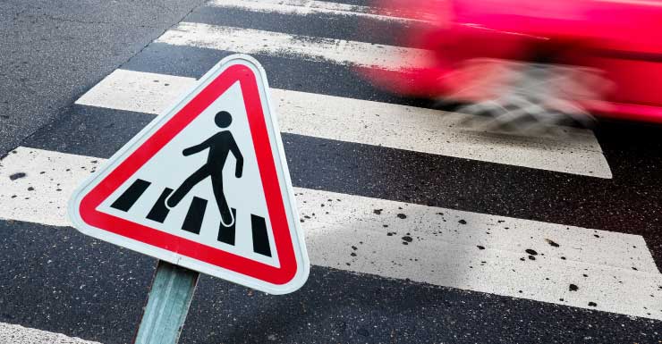 Motorista na faixa de acostamento da Turnpike em Port St. Lucie é atingido por caminhão e morre