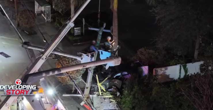 Motorista que roubou Ferrari colide com viatura policial e poste de luz em Miami, dizem investigadores