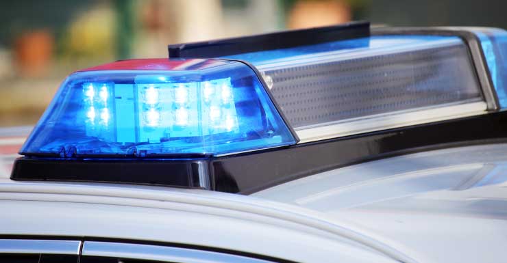 Mulher de Miami-Dade é acusada de agredir o filho após discussão sobre tarefas domésticas.