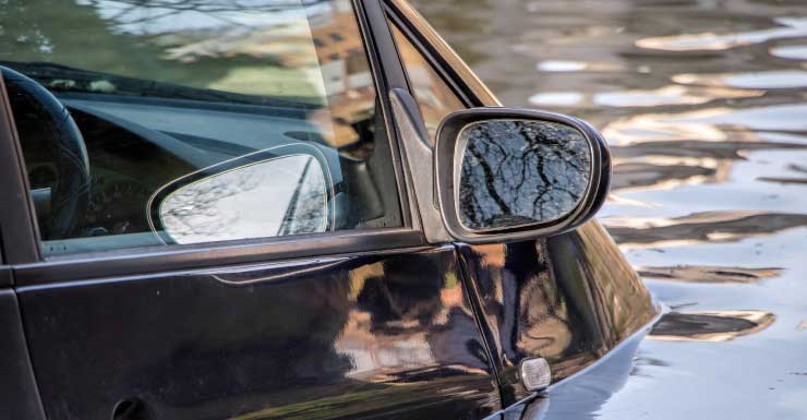 Mulher fica gravemente ferida após caminhonete capotar e cair na água em Santa Rosa County