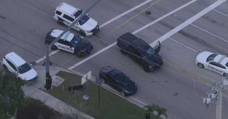 Pedestre atropelado por pelo menos um veículo em Hollywood.