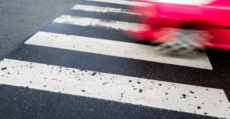 Pedestre morre e motorista que tentou ajudar fica ferido em acidente com fuga em Orange County