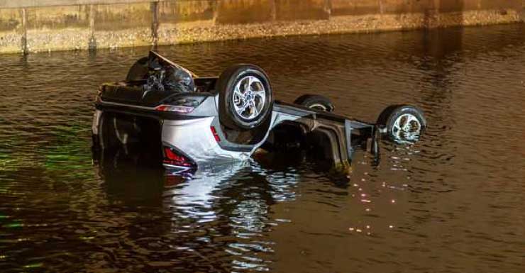 SUV cai em canal próximo ao Rio Caloosahatchee, perto da Midpoint Bridge, em Fort Myers.