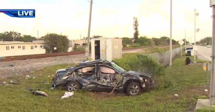 Trem da Tri-Rail atinge carro parado no trânsito em Opa-locka; 2 passageiros escapam ilesos