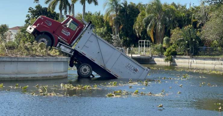 “VOCÊ NÃO VÊ ISSO TODOS OS DIAS” Caminhão de construção cai em canal de Cape Coral
