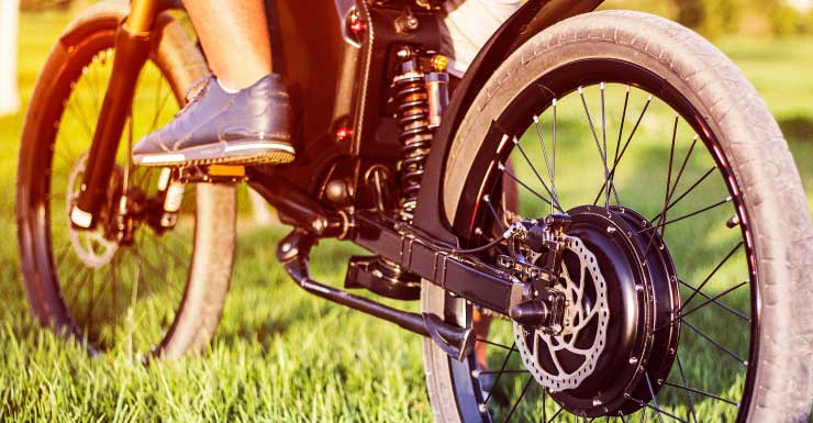 Veículo e bicicleta elétrica colidem no Condado de Charlotte