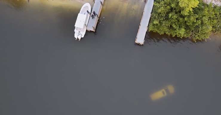 1 preso após carro cair na água em Cape Coral