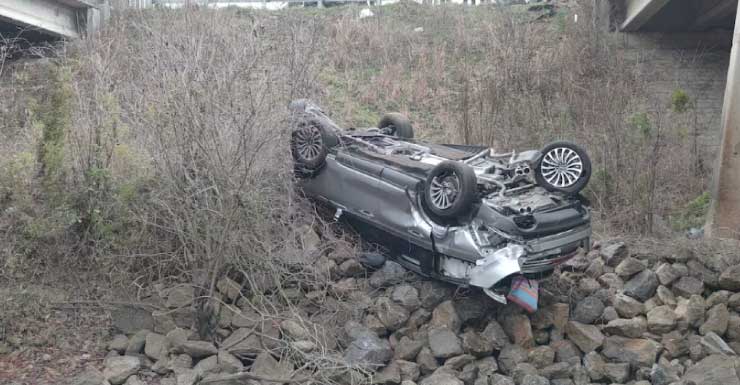 2 ficam gravemente feridos após veículo sair da pista na I10