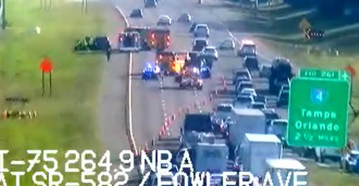Acidente de veículo na I-75 sentido sul deixa feridos e interdita faixa central, informa a Patrulha Rodoviária da Flórida