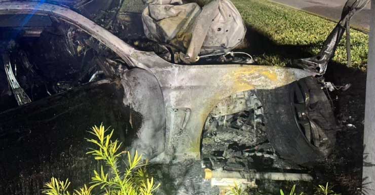 Acidente em chamas em Stuart mata motorista de 20 anos; passageira é salva por bom samaritano