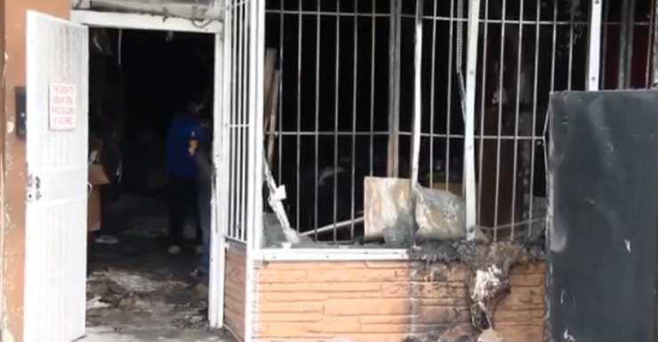 Bombeiros apagam incêndio que atingiu salão de beleza no noroeste de Miami-Dade