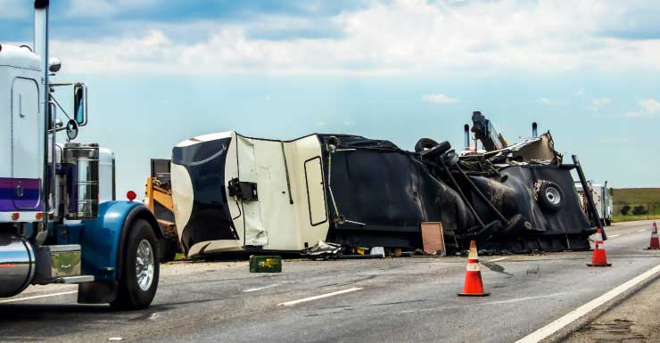 Caminhão tomba na I-75 próximo à Fruitville Road