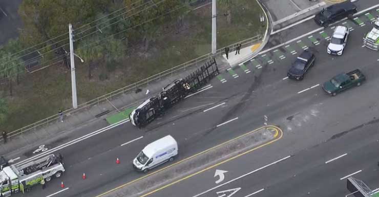Carreta que transportava veículos tomba em Davie e causa congestionamento