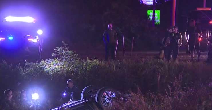Carro cai em canal na Colonial Boulevard em Fort Myers