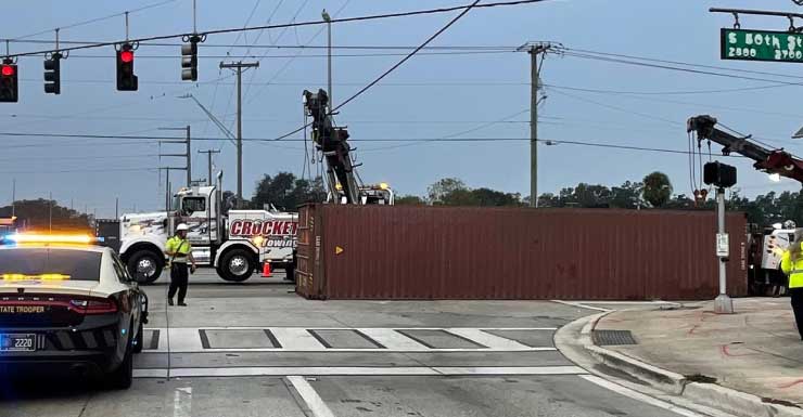 Container de carga cai de caminhão e derruba semáforo em Hillsborough County
