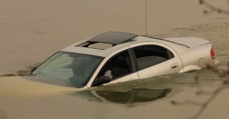 Duas pessoas são resgatadas após veículo cair em lago de retenção próximo à saída da I-75 em Fort Myers