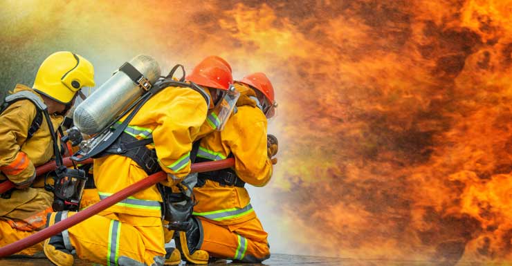Equipes atendem incêndio em triplex no Condado de Pinellas