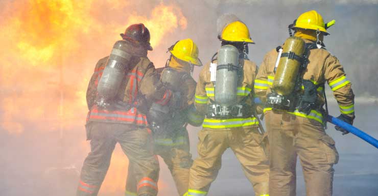 Equipes combatem incêndio em garagem de residência em Cape Coral