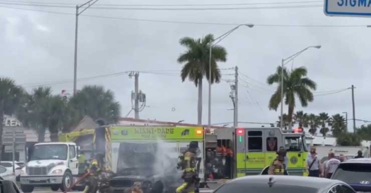 Equipes de bombeiros controlam aparente incêndio em viatura policial em Miami Gardens; nenhuma lesão foi registrada