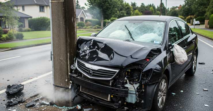 Garota morre e família fica ferida após SUV atingir poste; álcool ou drogas são suspeitos, diz PBSO