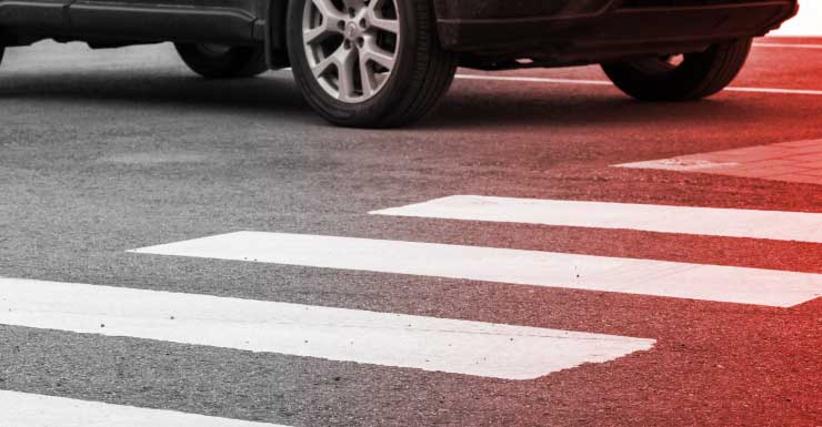 Homem enfrenta acusação de corrida ilegal após atropelar pedestre em St. Petersburg, segundo