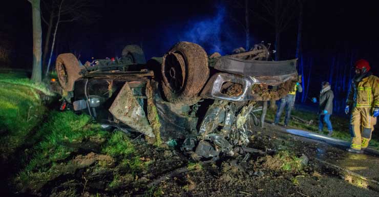 Homem morre após caminhonete capotar e colidir em acidente no Condado de Volusia